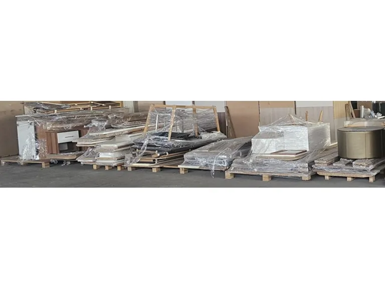 Set aus Holzmöbeln